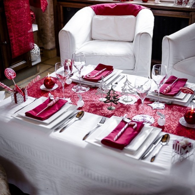 Picture of Sparkling red glitter table runner