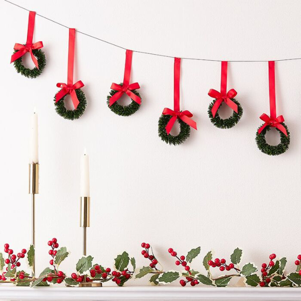 Picture of Hanging Christmas wreath bunting decoration 