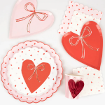 Picture of Paper plates - Heart with bow (x8) (Meri Meri)
