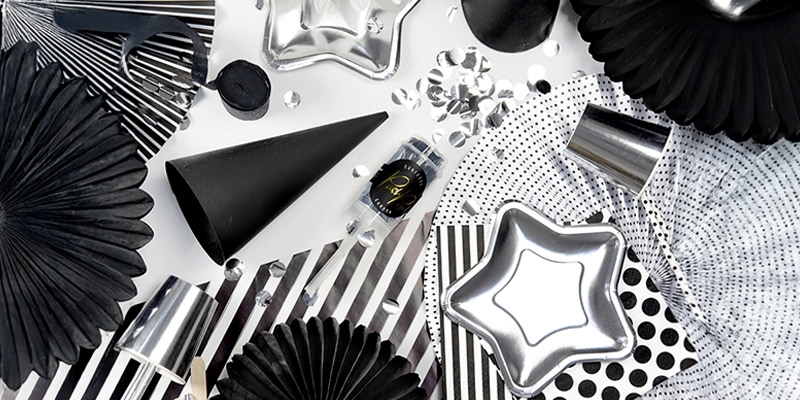 Ασπρόμαυρος στολισμός για πάρτι αποφοίτησης με αστέρια, κομφετί και μεταλλικές λεπτομέρειες