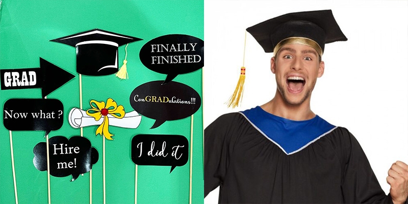 Χαρούμενος απόφοιτος με καπέλο, δίπλα σε photobooth props με ευχές και αστεία μηνύματα για την αποφοίτηση