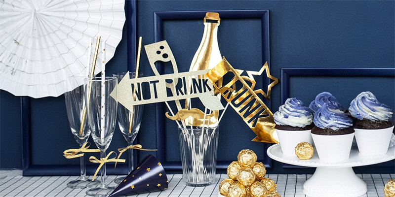 Μπλε και χρυσός στολισμός αποφοίτησης με props, cupcakes και σοκολατάκια σε πολυτελή διακόσμηση