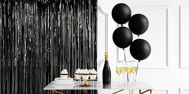 Λευκό τραπέζι με cupcakes, σαμπάνια και μαύρα μπαλόνια για κομψό στολισμό πάρτι αποφοίτησης